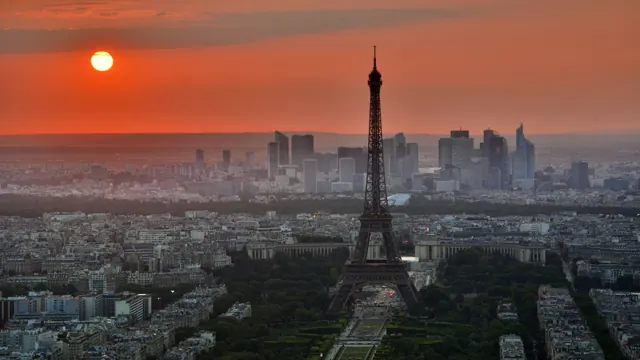 Paris stadssilhuett med Eiffeltornet i solnedgång